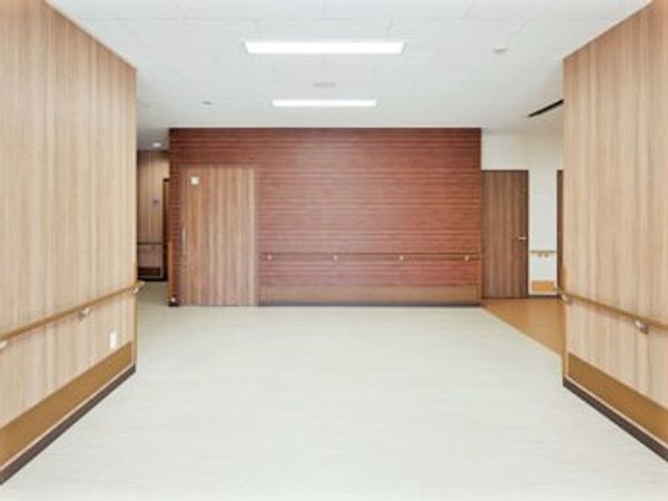広々とした明るい廊下