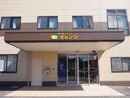 明るい日差しのエントランス