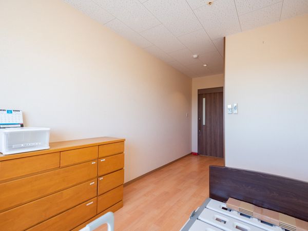 シンプルな居室の一角