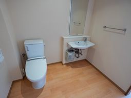 清潔なトイレと洗面台