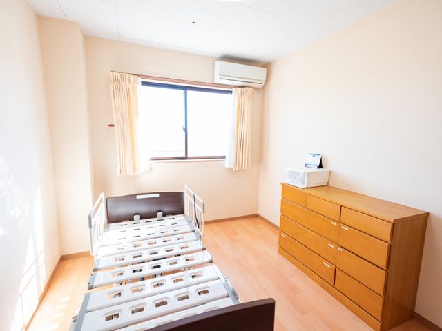 明るい個室の居室 居室 ゆったりとした空間の居室です。シンプルで使い勝手の良い家具が配置され、家庭的な雰囲気を醸し出しています。