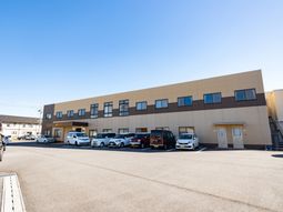 広々とした駐車場の外観