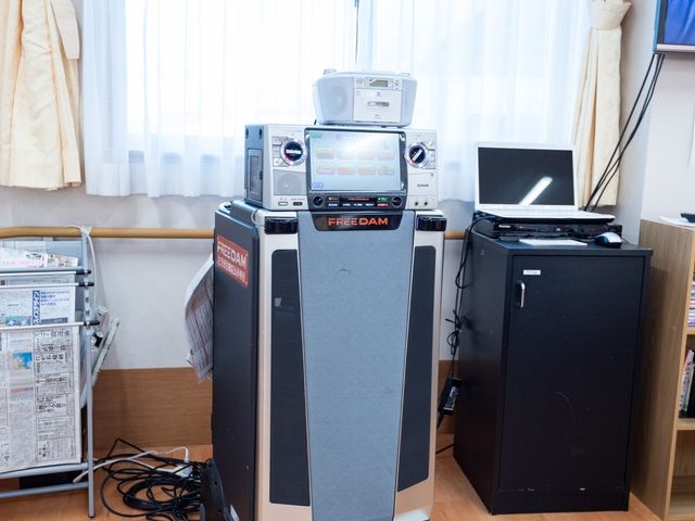 機能訓練機器と床の様子 談話室 最新の機能訓練機器が用意され、明るく清潔感のある木目調の床が広がっています。機能回復をサポートする環境が整っており、働く上でのやりがいを感じられる空間です。