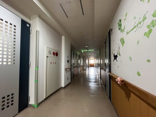 広々とした明るい廊下