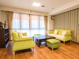 明るいラウンジの様子