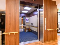 木目調のエレベーター入口