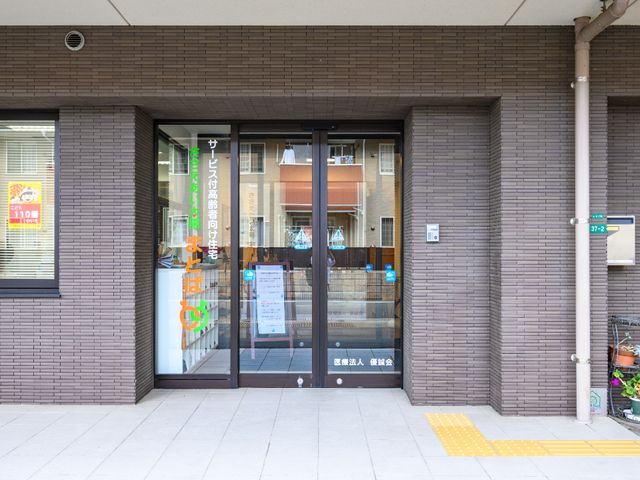 エントランスのクリアな外観