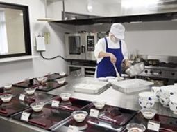 厨房で調理する様子