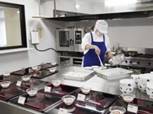厨房で調理する様子