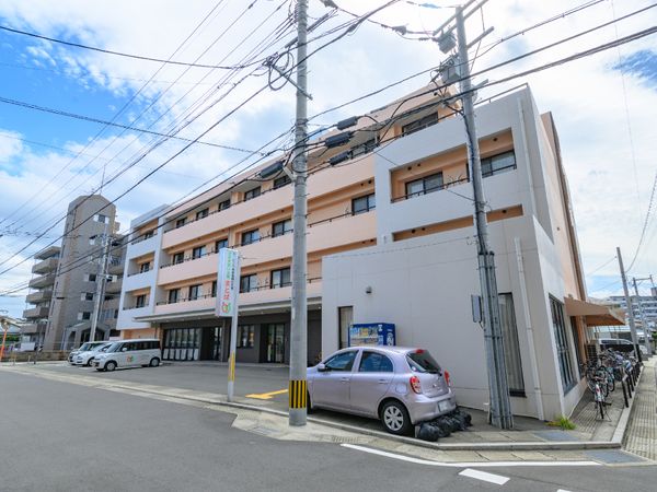 施設の外観と入口