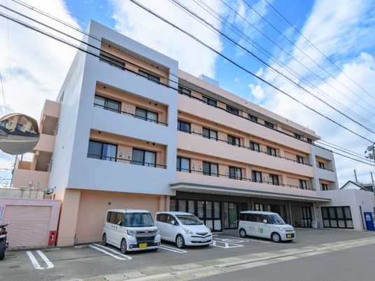 明るい色の建物外観