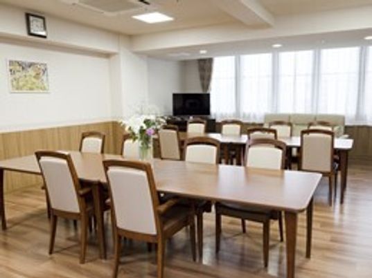 広々とした明るい食堂