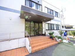 清潔な施設のエントランス