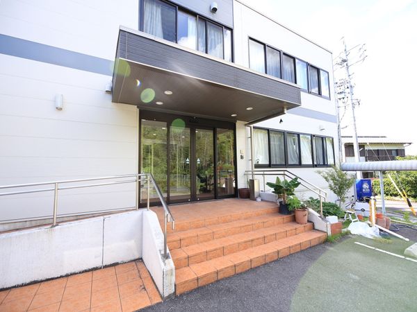 清潔な施設のエントランス