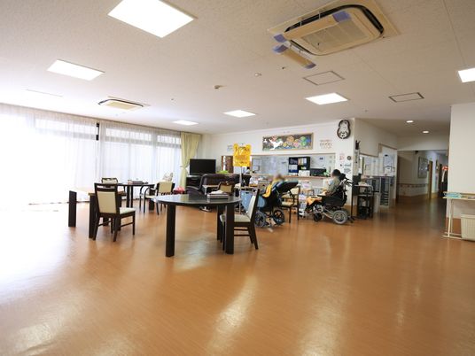 広々とした明るいラウンジ