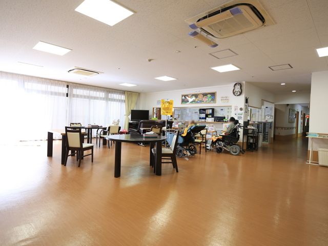 広々とした明るいラウンジ