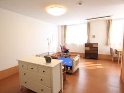 明るい居室の一角