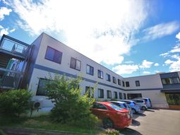 青空と建物の外観