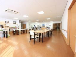 明るい食堂と廊下