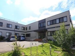 明るい日差しの施設外観