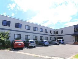 駐車場のある建物外観