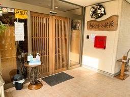 木目調の落ち着いたエントランス