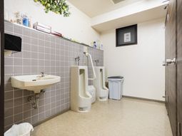 しっかりとした洗面設備のトイレ