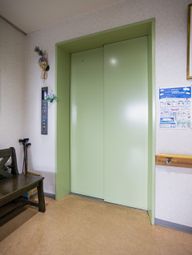エレベーターの前
