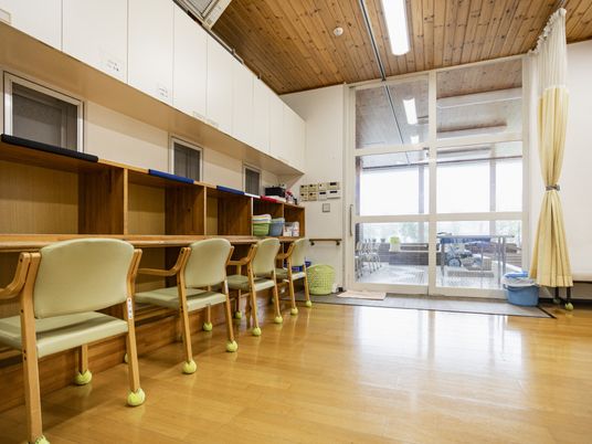 明るい室内の共用スペース