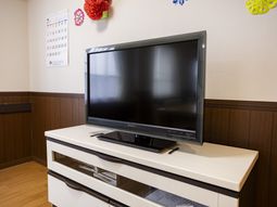 テレビとカレンダーのある部屋