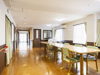 働く人と笑顔の高齢者