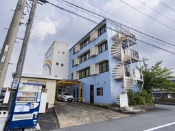 青い建物の外観