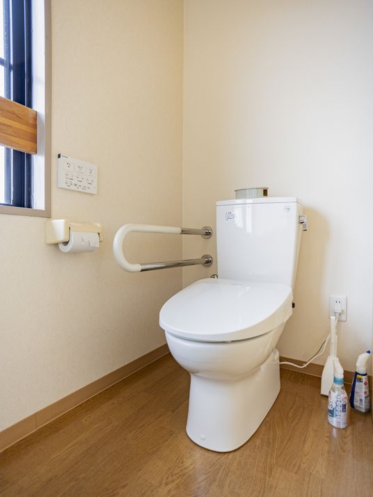 手すり付きの清潔なトイレ
