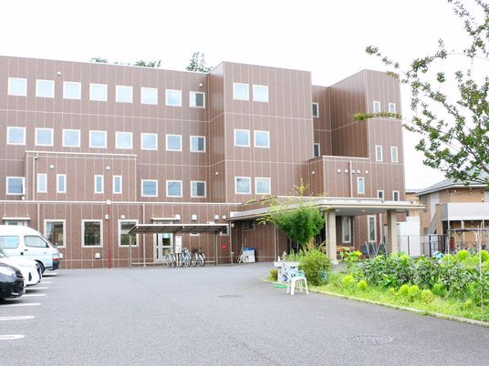 外観と駐車場  