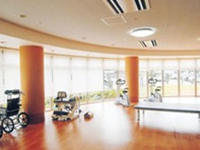 広々とした機能訓練室 機能訓練室 デイサービスを利用しながら、いろいろな器具を使い、機能訓練指導員のもと身体機能を高めることができます。