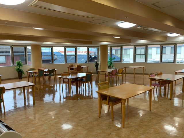明るい食堂 食堂   大きな窓から光が入る、開放感のある食堂です。テーブルがゆったり配置され、落ち着いて過ごしやすい印象です。