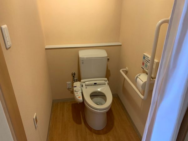 手すり付きの個室トイレ  