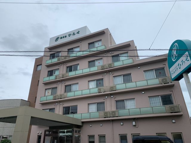 建物外観 外観   落ち着いた色合いの建物で、各階にバルコニーが見えます。就業先として、建物全体の雰囲気を確認しやすい外観です。