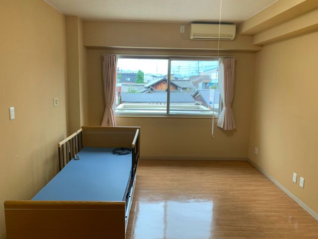 明るい一人部屋の居室 居室   窓から自然光が入る、落ち着いた雰囲気の居室です。ベッド周りにゆとりがあり、働く際の動線も確認しやすそうです。
