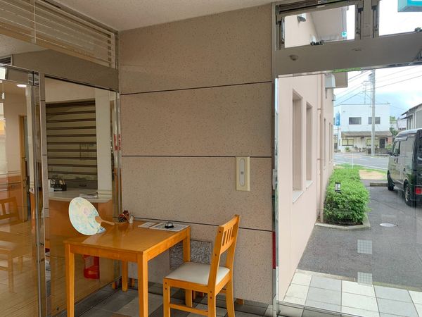 出入口横の小机のあるロビー  