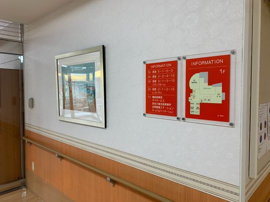 案内表示のある廊下  