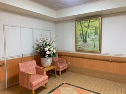 花と椅子のあるロビー  