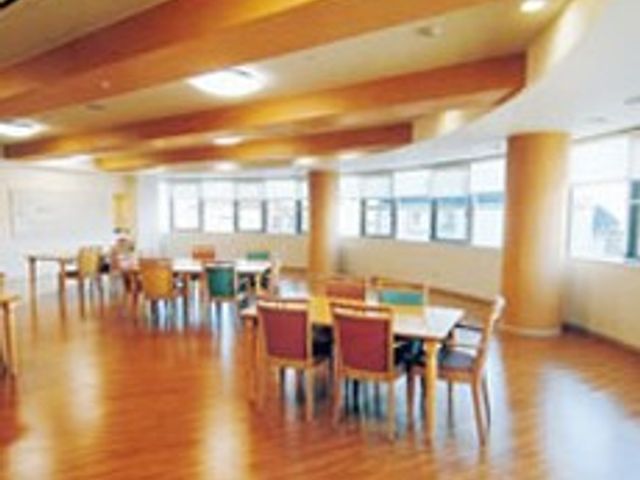広々としたダイニングエリア ダイニングルーム 広々としたレストランで四季の移ろいを眺めながら、ゆっくりお食事を召し上っていただけます。