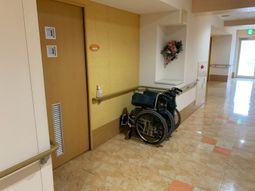 車椅子が置かれた廊下  