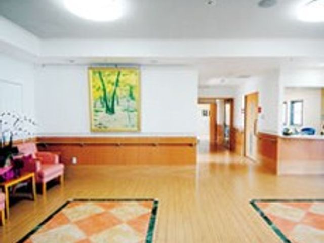 ゆったりとした待合室の風景 ロビー 明るく華やかな花飾りに爽やかな林をイメージした絵画等、落着いた高級感あふれるエントランスでお待ちしています。