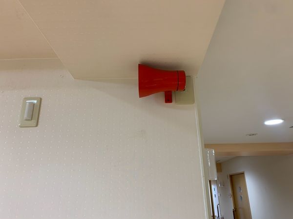 廊下の赤い警報器  