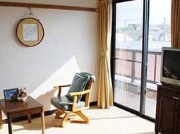 明るい居室の様子
