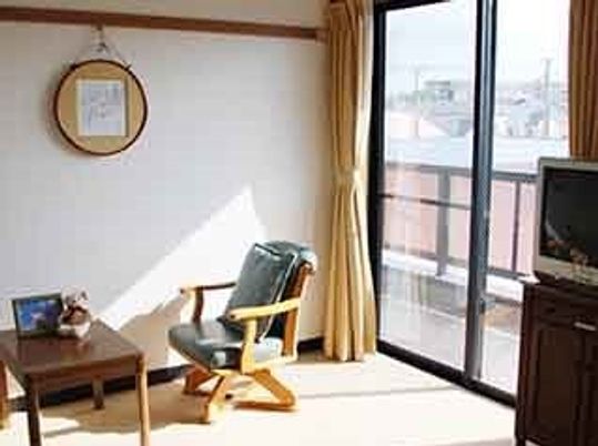 和室の明るい居室