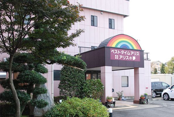 ピンクの建物と緑の木々