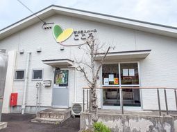 白い建物の外観